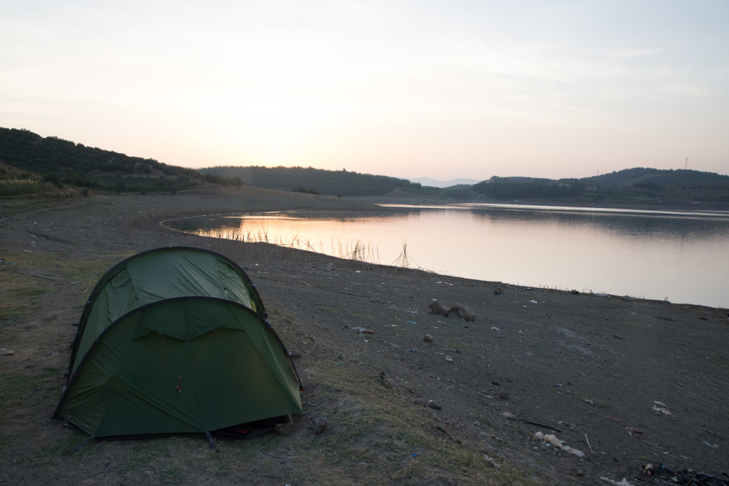 We pitched our tent on the banks of the Çerkeşli göleti reservoir. The reservoir's banks were dotted with fisherman and we were even given a huge bunch of freshly-picked grapes from the farmers as we pitched our tent